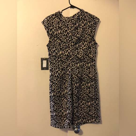 Animal print dress, with belt loops (belt not included) - Picture 3 of 4